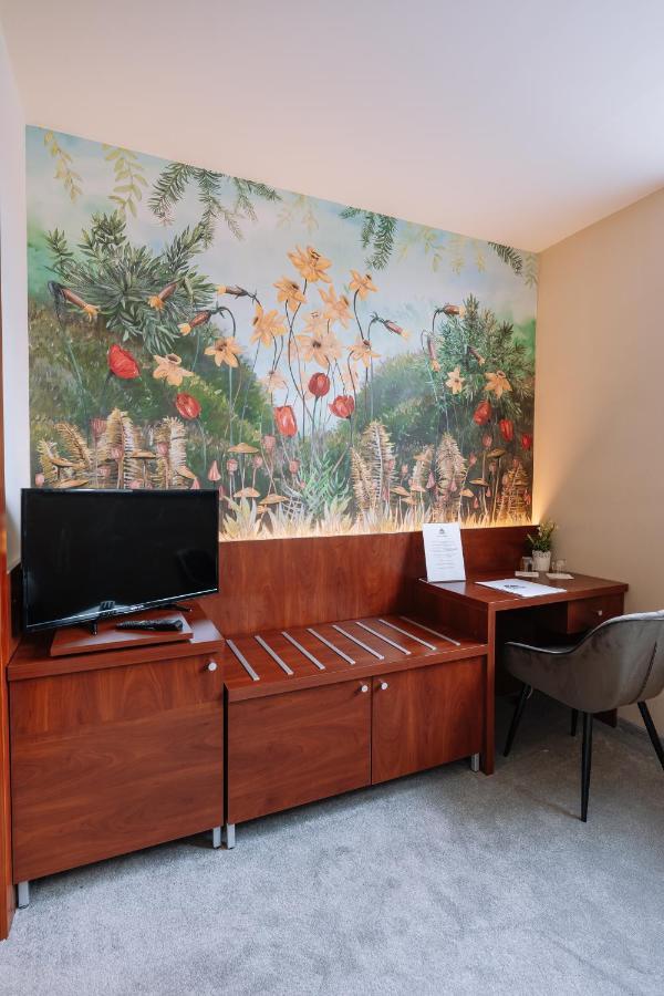 Vadvirag Panzio Hotell Ágfalva Exteriör bild