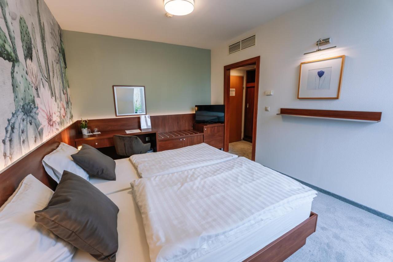 Vadvirag Panzio Hotell Ágfalva Exteriör bild