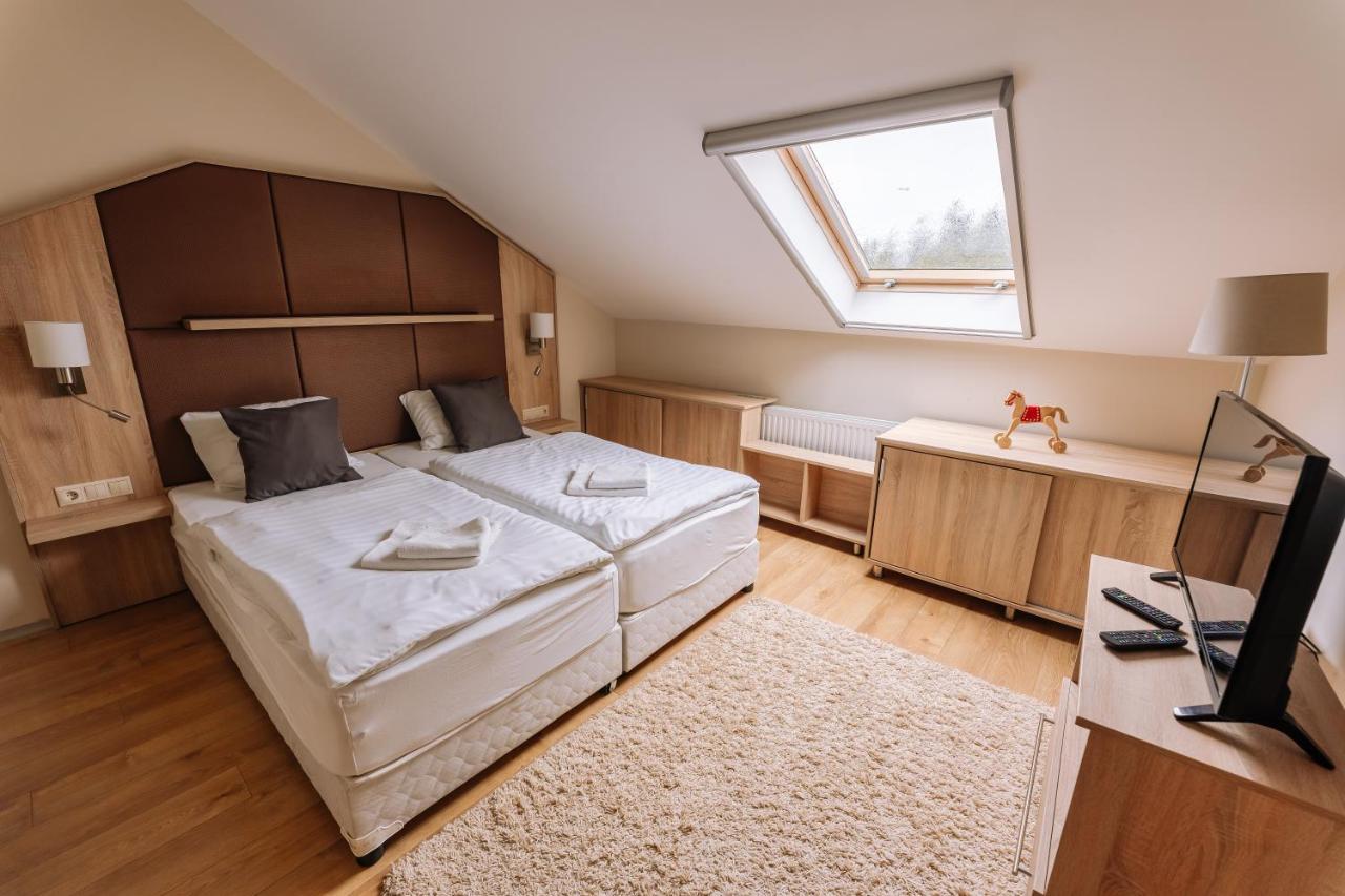 Vadvirag Panzio Hotell Ágfalva Exteriör bild
