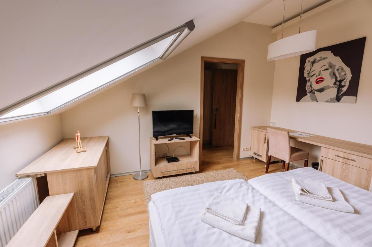 Vadvirag Panzio Hotell Ágfalva Exteriör bild