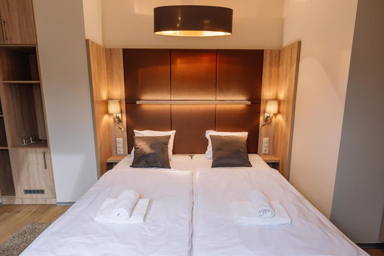 Vadvirag Panzio Hotell Ágfalva Exteriör bild