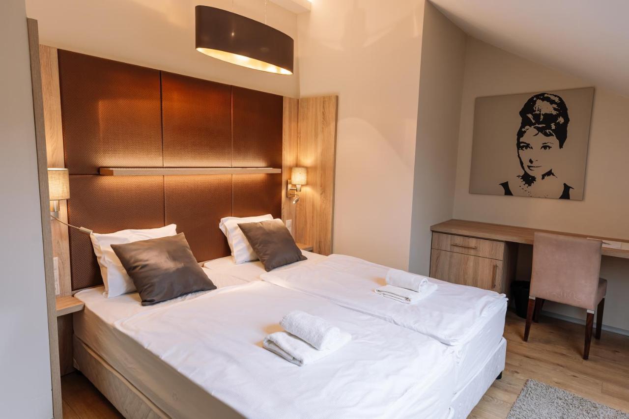 Vadvirag Panzio Hotell Ágfalva Exteriör bild