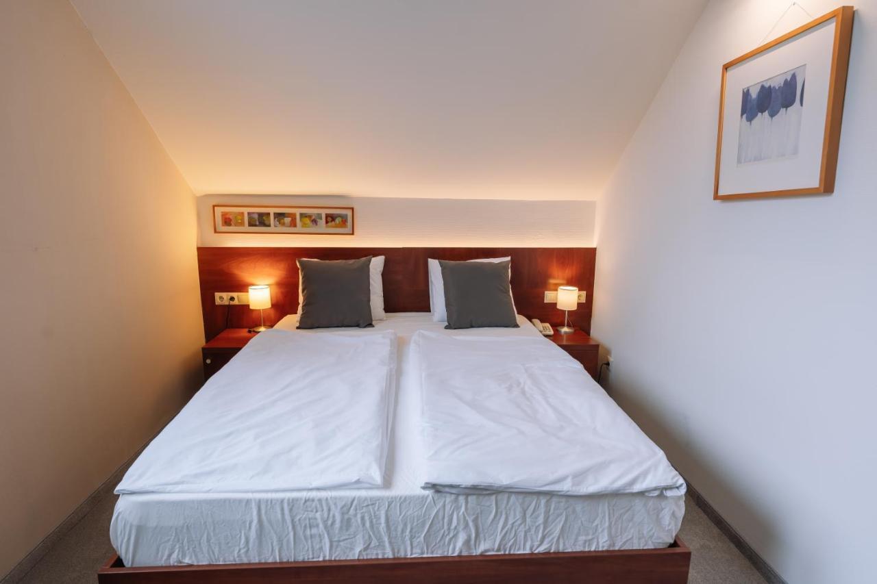 Vadvirag Panzio Hotell Ágfalva Exteriör bild