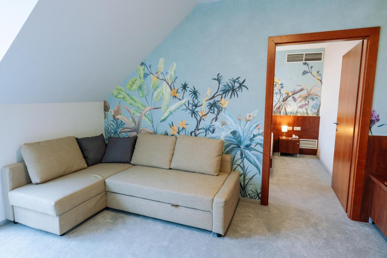 Vadvirag Panzio Hotell Ágfalva Exteriör bild