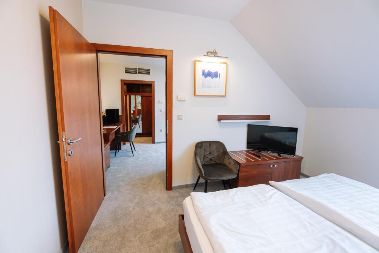 Vadvirag Panzio Hotell Ágfalva Exteriör bild