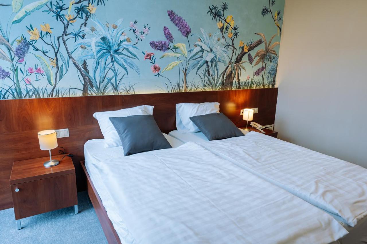 Vadvirag Panzio Hotell Ágfalva Exteriör bild